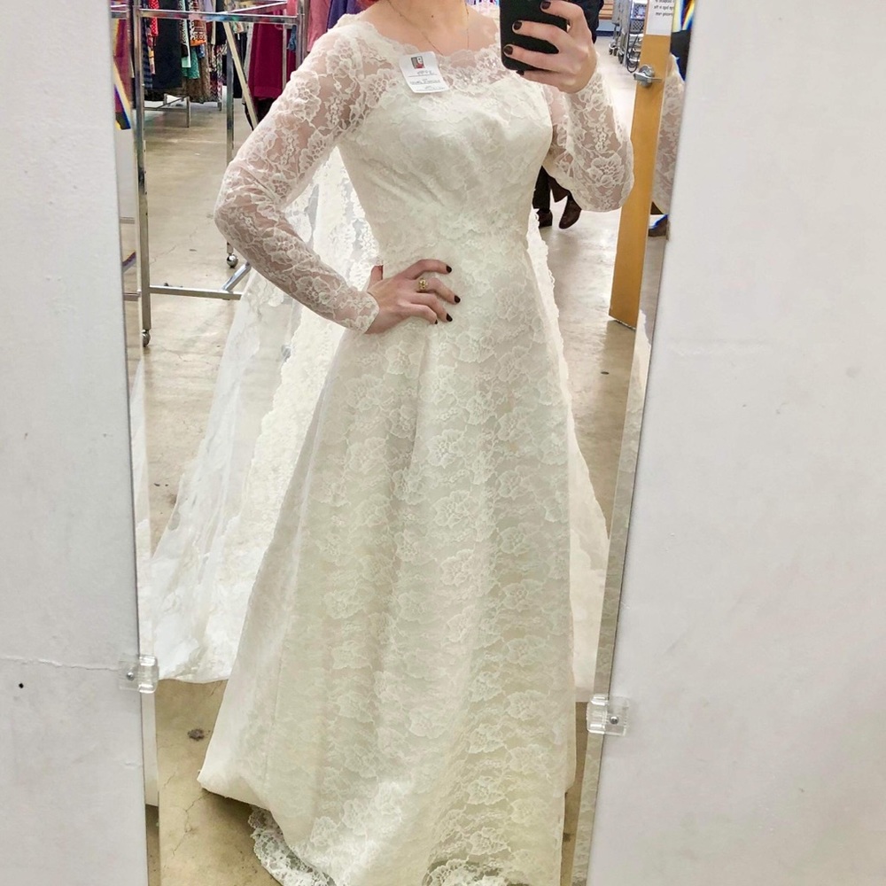 Stunning Vintage Wedding Gown with Shoulder Train